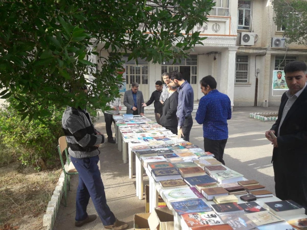 برگزاری نمایشگاه کتاب به مناسبت هفته بسیج در مرکز شیخ انصاری دزفول با حضور اساتید و کارکنان و دانشجویان