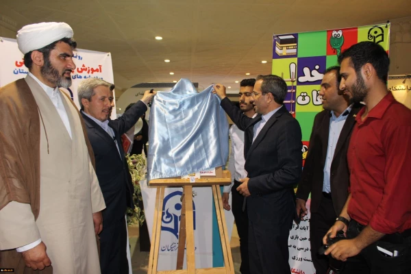 معاون پژوهش و فناوری دانشگاه فرهنگیان در بازدید از غرفه دانشگاه فرهنگیان در بیست و ششمین نمایشگاه بین المللی قرآن کریم:
مجموعه کارهای فرهنگی در حوزه ی تربیت، قرآن محور باشد