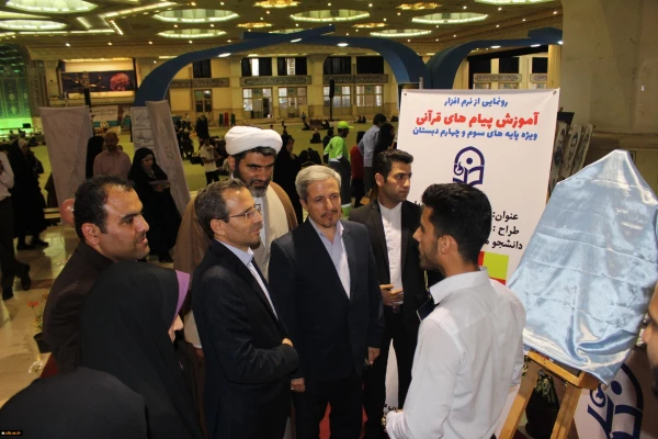 از اثر قرآنی دانشجو معلم خوزستانی در نمایشگاه بین المللی قرآن کریم رونمایی شد..
محسن عالی محمودی دانشجو معلم خوزستانی در بیست و ششمین نمایشگاه بین المللی در غرفه دانشگاه فرهنگیان شرکت داشتند .