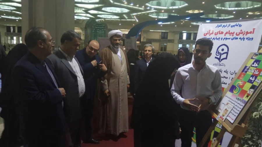 از اثر قرآنی دانشجو معلم خوزستانی در نمایشگاه بین المللی قرآن کریم رونمایی شد..
محسن عالی محمودی دانشجو معلم خوزستانی در بیست و ششمین نمایشگاه بین المللی در غرفه دانشگاه فرهنگیان شرکت داشتند .