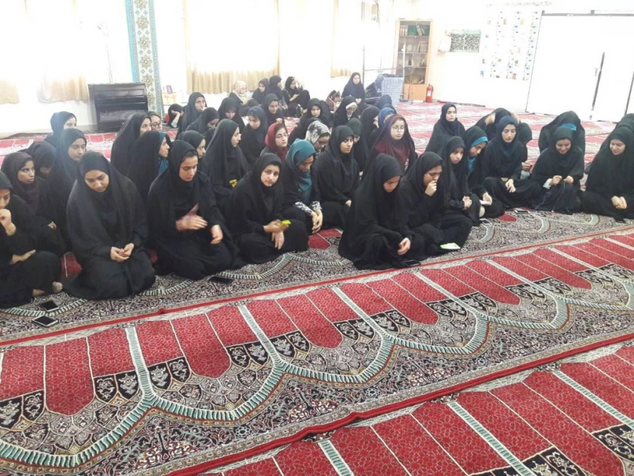 نشست صمیمانه ای به صورت پرسش و پاسخ  در حوزه های مختلف فعالیت های پردیس میان دانشجویان و مسئولان پردیس حضرت فاطمه زهرا ( س) خوزستان