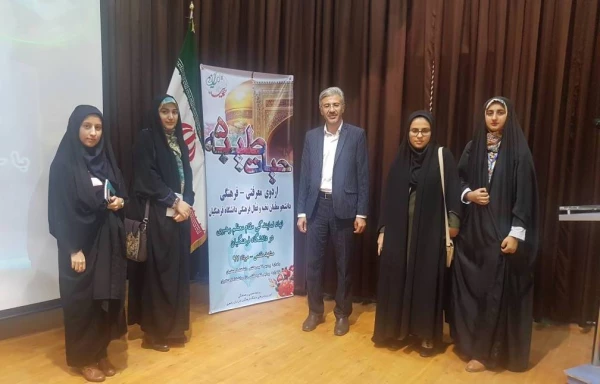 حضور دکتر جرفی در بین دانشجویان شرکت کننده در دوره حیات طیبه در مشهد مقدس