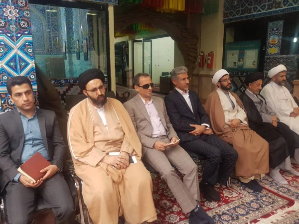 حضور دکتر جرفی در بین دانشجویان شرکت کننده در دوره حیات طیبه در مشهد مقدس