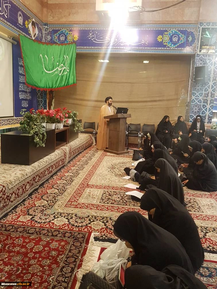 حضور دکتر جرفی در بین دانشجویان شرکت کننده در دوره حیات طیبه در مشهد مقدس