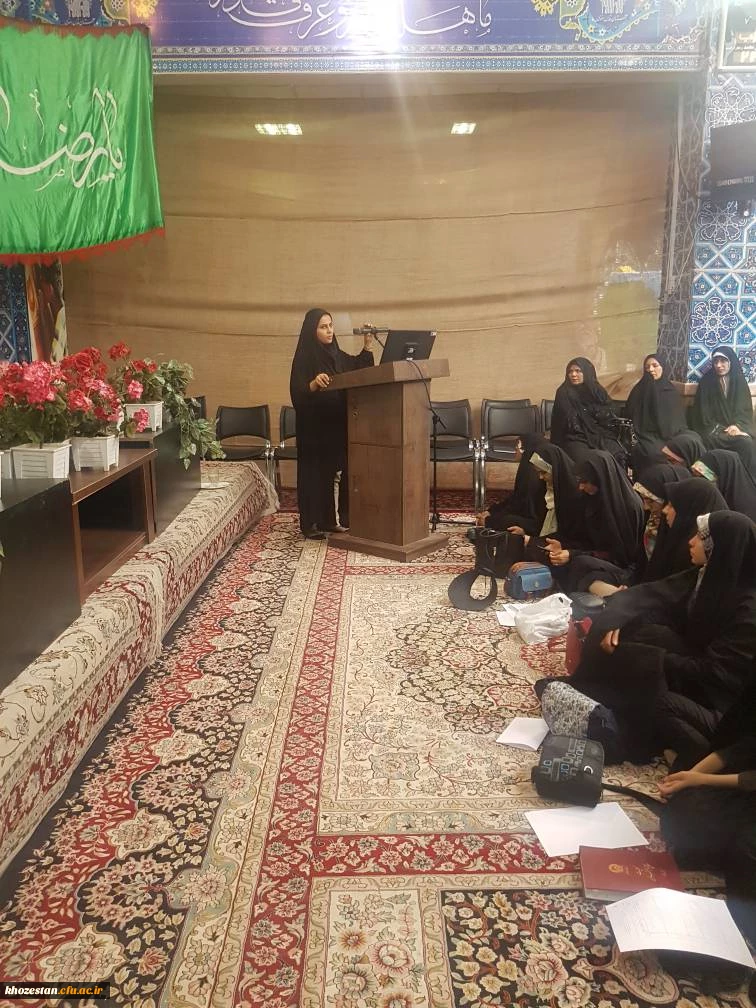 حضور دکتر جرفی در بین دانشجویان شرکت کننده در دوره حیات طیبه در مشهد مقدس