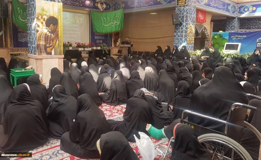 حضور دکتر جرفی در بین دانشجویان شرکت کننده در دوره حیات طیبه در مشهد مقدس