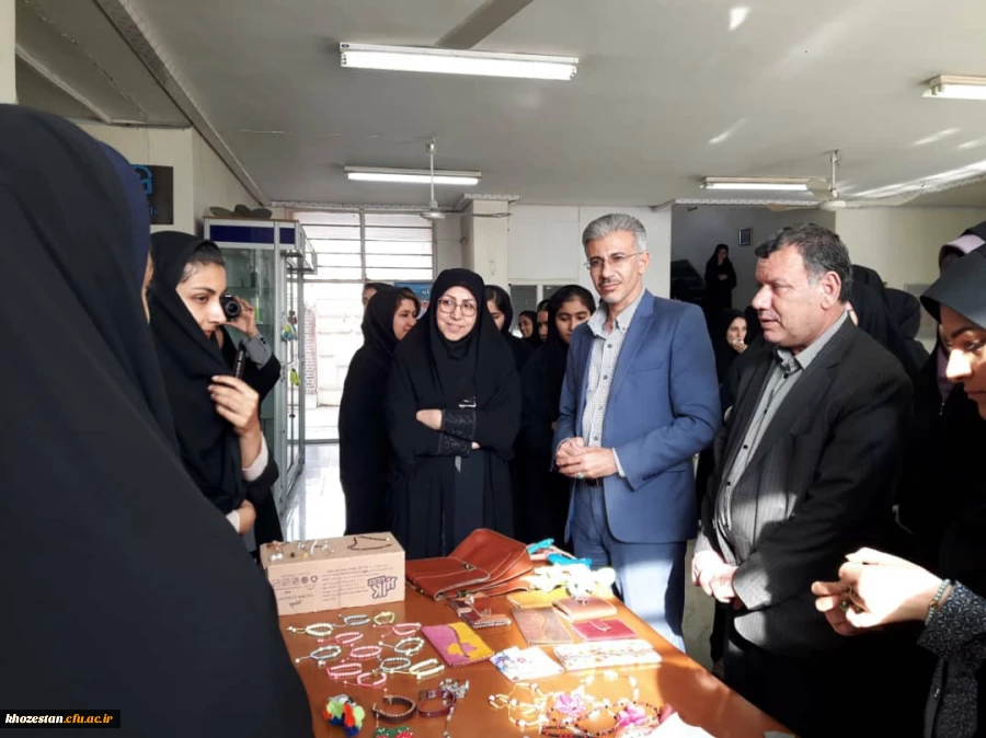 بازدید دکتر جرفی از نمایشگاه آثار هنری دانشجو معلمان پردیس فاطمه الزهرا (س) اهواز