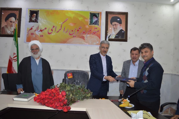 تکریم وتقدیر از بازنشستگی آقای راخدایی ( کارشناس مسئول طرح برنامه وبودجه وامور مالی مدیریت امور پردیس های استان خوزستان