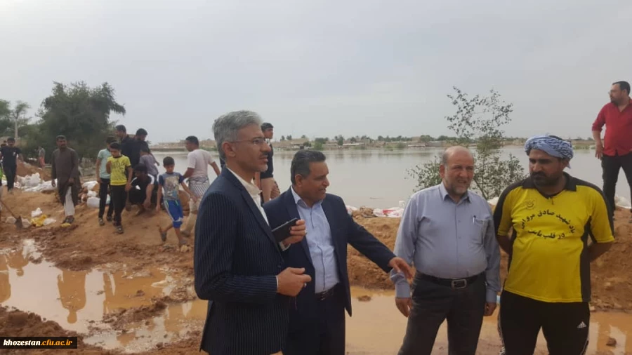 بازدید میدانی دکتر جرفی ،سرپرست مدیریت امور پردیس های استان خوزستان وهیأت همراه از سیل زدگان شهرستان حمیدیه