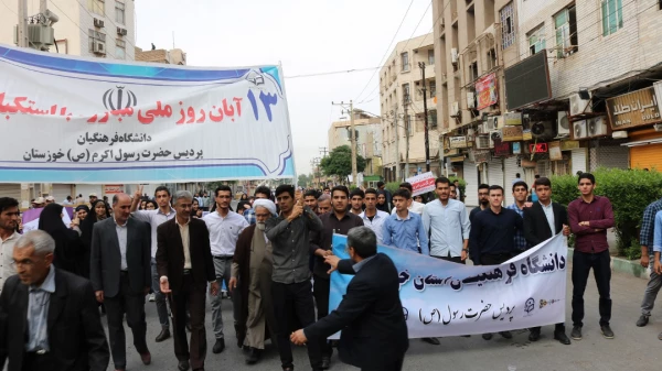 حضور پر شور سرپرست مدیریت امور پردیس های استان ،اساتید،کارکنان و دانشجو معلمان پردیس ها و مرکز دانشگاه فرهنگیان استان خوزستان در راهپیمایی 13 آبان 98