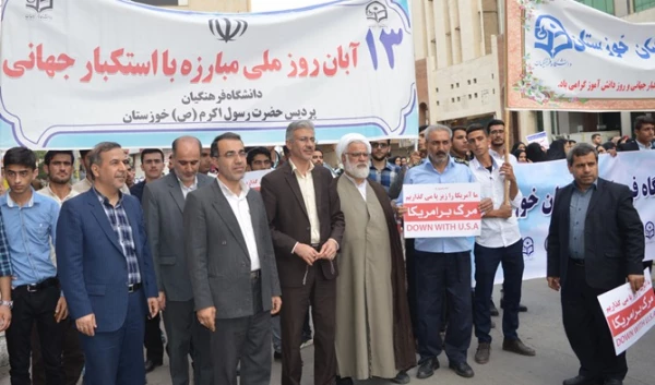 حضور پر شور سرپرست مدیریت امور پردیس های استان ،اساتید،کارکنان و دانشجو معلمان پردیس ها و مرکز دانشگاه فرهنگیان استان خوزستان در راهپیمایی 13 آبان 98