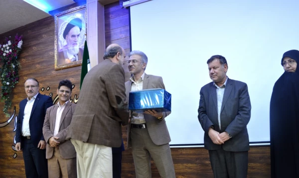 تقدیر از برگزیدگان فرخوان هشتمین جشنواره پژوهش وفناوری و جشنواره پویش دانشجویی استان خوزستان 