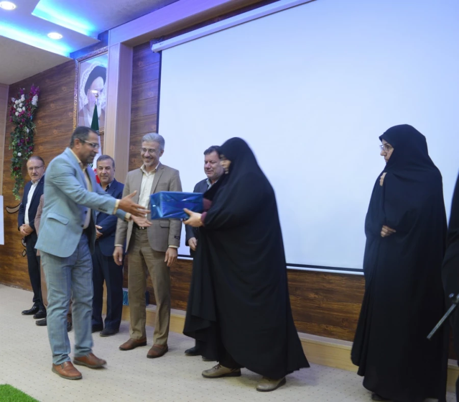 تقدیر از برگزیدگان فرخوان هشتمین جشنواره پژوهش وفناوری و جشنواره پویش دانشجویی استان خوزستان 