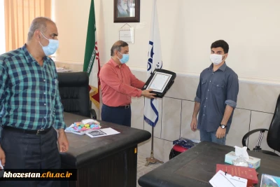 اهداء لوح تقدیر و هدیه از طرف رئیس پردیس حضرت رسول اکرم(ص) به دانشجو معلم