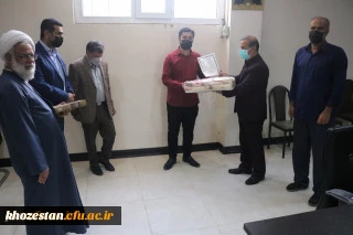 اهداء جایزه به دانشجو معلم آقای امیر رضا طیبی دانشجوی پردیس حضرت رسول اکرم(ص) اهواز