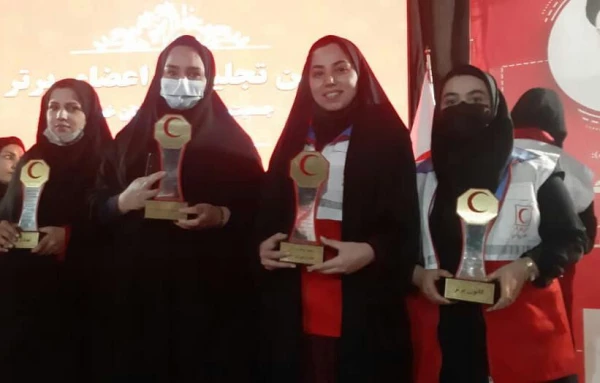 درخشش دبیر کانون دانشجویی هلال احمر دانشگاه فرهنگیان حضرت خدیجه کبری (س)دزفول در آیین تجلیل از اعضای برتر جمعیت هلال احمر استان خوزستان 
 2