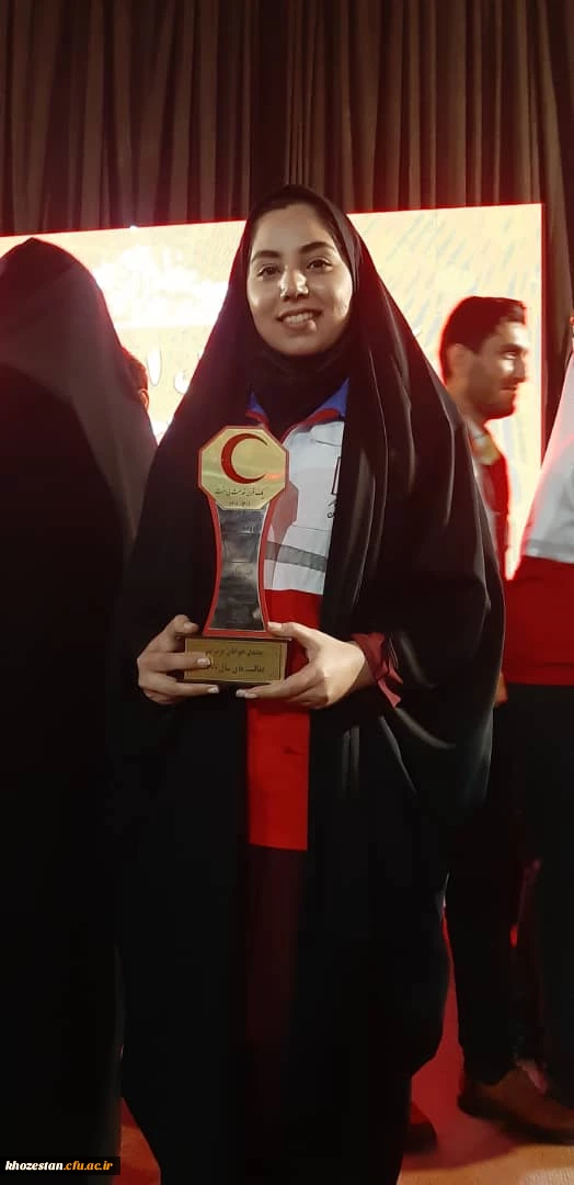 درخشش دبیر کانون دانشجویی هلال احمر دانشگاه فرهنگیان حضرت خدیجه کبری (س)دزفول در آیین تجلیل از اعضای برتر جمعیت هلال احمر استان خوزستان 
 2
