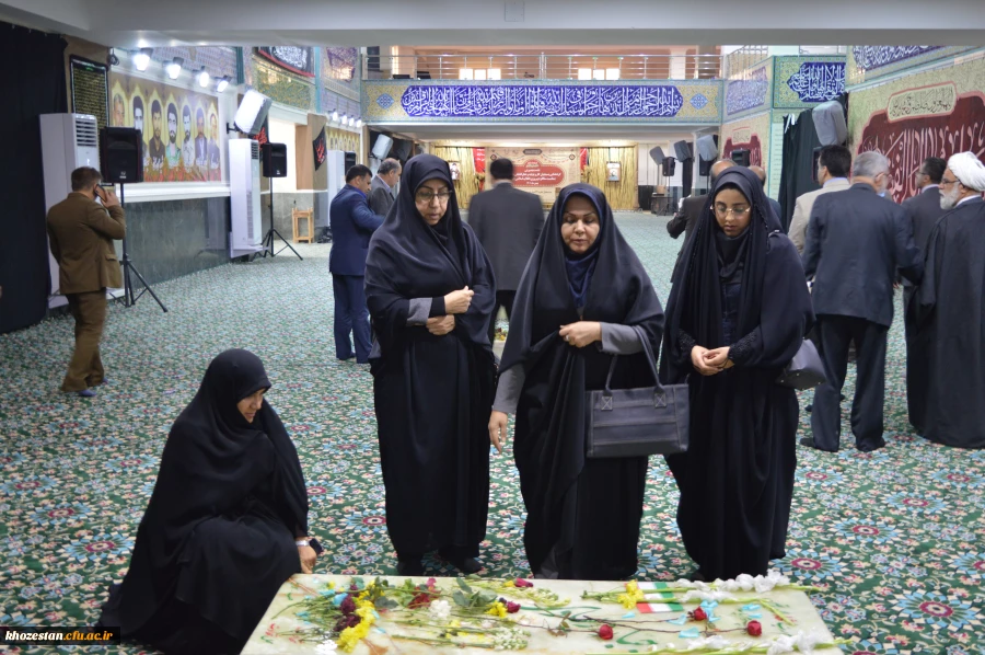 حضور آقای دکتر صالحی سرپرست امور پردیس های استان خوزستان و سایر همکاران در گلزار شهیدان اهواز و نثار گل و فاتحه به شهیدان  4