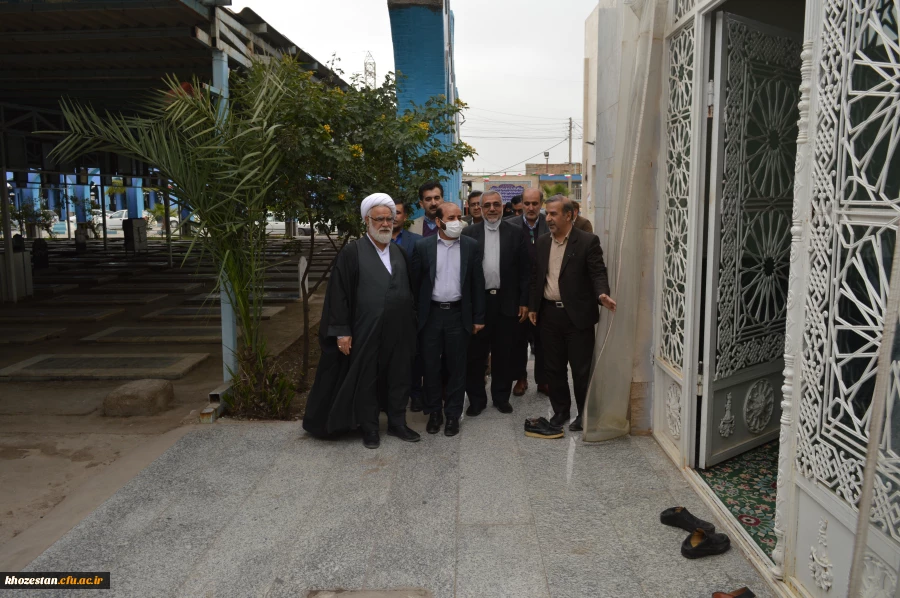 حضور آقای دکتر صالحی سرپرست امور پردیس های استان خوزستان و سایر همکاران در گلزار شهیدان اهواز و نثار گل و فاتحه به شهیدان  2