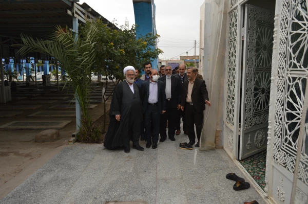 حضور آقای دکتر صالحی سرپرست امور پردیس های استان خوزستان و سایر همکاران در گلزار شهیدان اهواز و نثار گل و فاتحه به شهیدان  2