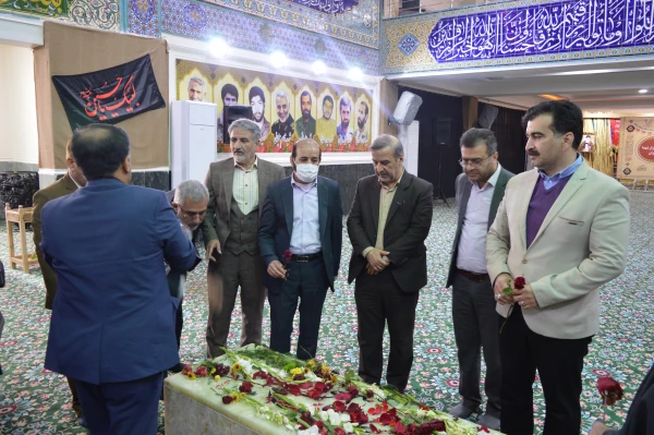 حضور آقای دکتر صالحی سرپرست امور پردیس های استان خوزستان و سایر همکاران در گلزار شهیدان اهواز و نثار گل و فاتحه به شهیدان  3