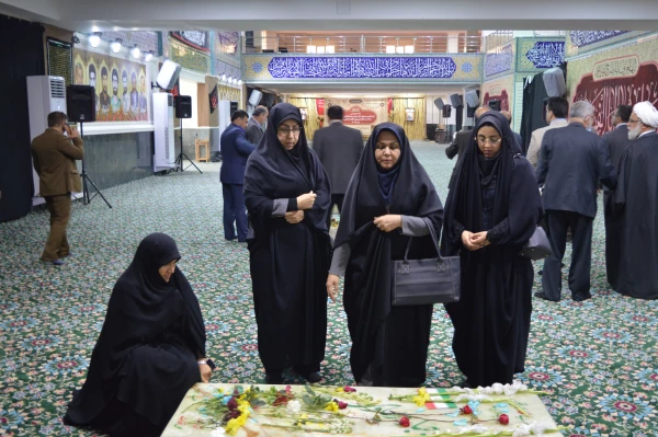 حضور آقای دکتر صالحی سرپرست امور پردیس های استان خوزستان و سایر همکاران در گلزار شهیدان اهواز و نثار گل و فاتحه به شهیدان  4