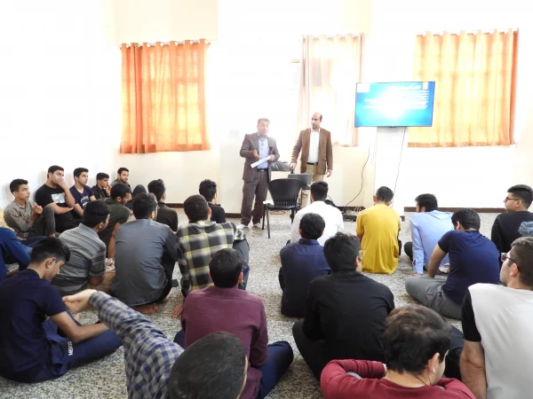 ارائه و ابلاغ شیوه نامه انضباطی توسط معاونت هماهنگی و پشتیبانی پردیس دکتر حاذق نژاد به دانشجو معلمان مرکز دکتر حسابی 3