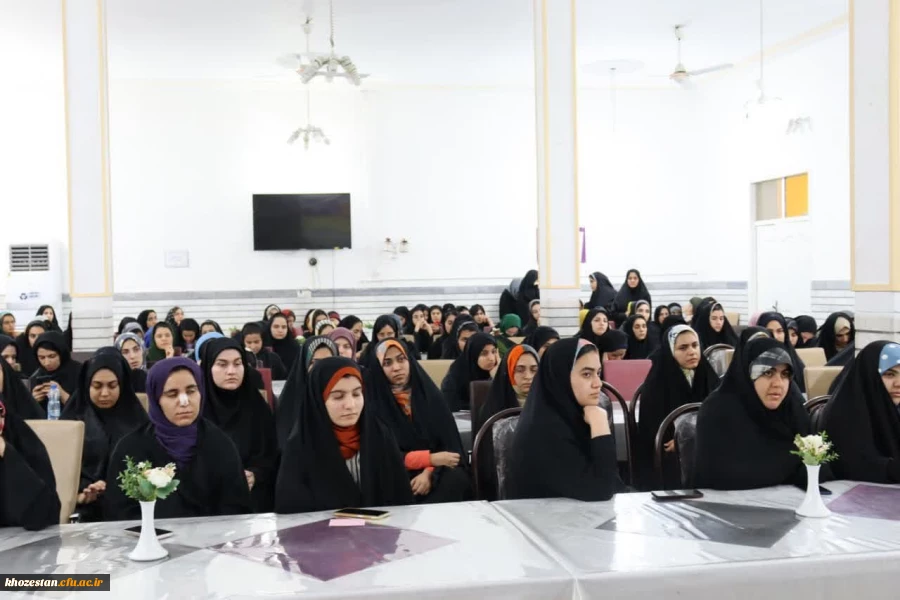 نشست سرپرست و مسئولین پردیس حضرت فاطمه الزهرا(س) اهواز با دانشجو معلمان به مناسبت هفته سراهای دانشجویی