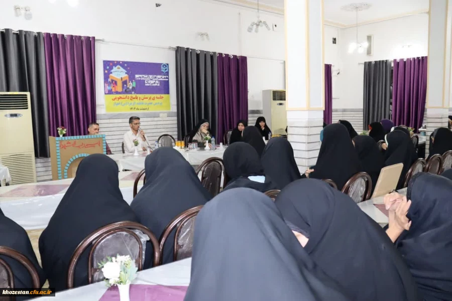 نشست سرپرست و مسئولین پردیس حضرت فاطمه الزهرا(س) اهواز با دانشجو معلمان به مناسبت هفته سراهای دانشجویی