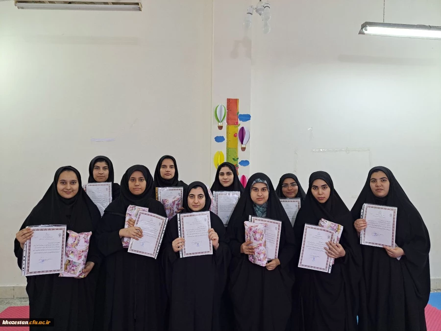 اهدای جوایز و تقدیرنامه های نفرات برتر ورزشی مسابقات درون خوابگاهی حجاب