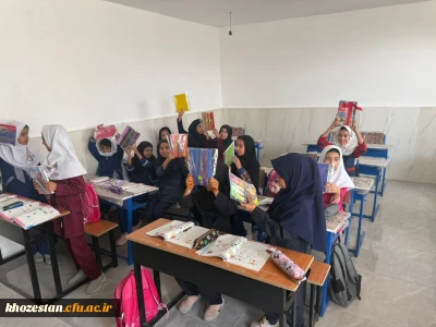 توزیع لوازم التحریر در مدارس کم برخوردار