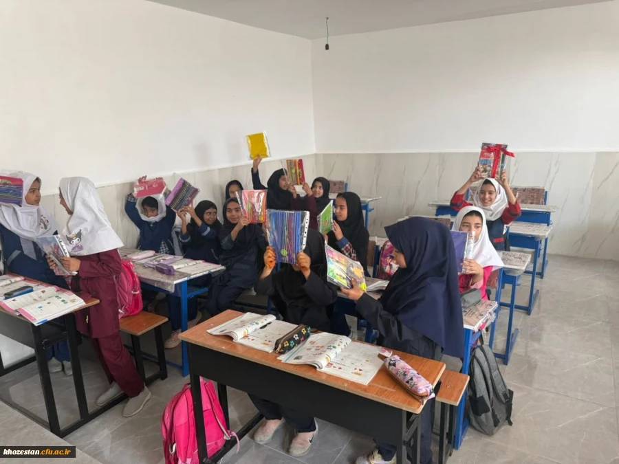 توزیع لوازم التحریر در مدارس کم برخوردار