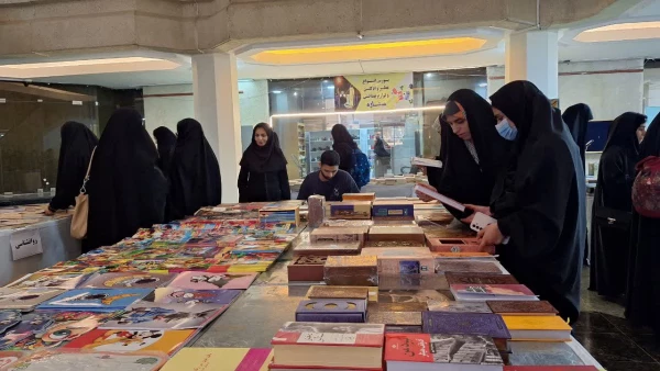 بازدید دانشجویان پردیس فاطمه الزهرا (س) اهواز از کتابخانه و نمایشگاه دایر در کتابخانه مرکزی دانشگاه شهید چمران اهواز به مناسبت هفته کتاب و کتابخوانی 