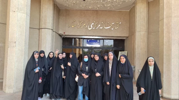 بازدید دانشجویان پردیس فاطمه الزهرا (س) اهواز از کتابخانه و نمایشگاه دایر در کتابخانه مرکزی دانشگاه شهید چمران اهواز به مناسبت هفته کتاب و کتابخوانی 