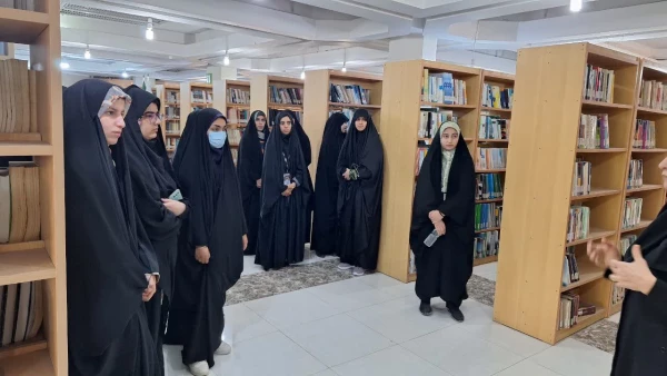 بازدید دانشجویان پردیس فاطمه الزهرا (س) اهواز از کتابخانه و نمایشگاه دایر در کتابخانه مرکزی دانشگاه شهید چمران اهواز به مناسبت هفته کتاب و کتابخوانی 