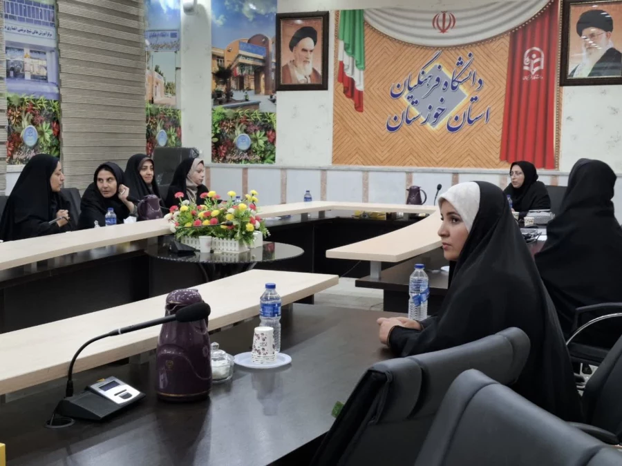 کرسی علمی ترویجی با عنوان «بررسی تحلیلی ابعاد میانجیگری فناورانه “یادگیری معکوس” در تفکر پساپدیدارشناسی»
